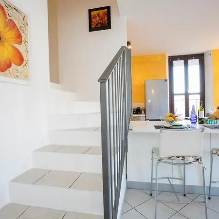 Sleeps 4 Appartement Camnago Volta