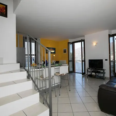 Sleeps 4 Appartement Camnago Volta